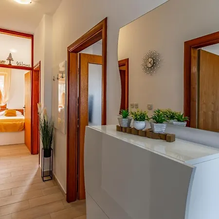 Holiday home Sweet House With Free Parking
