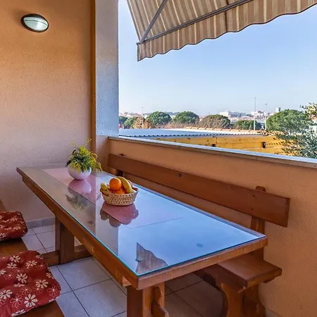 Holiday home Sweet House With Free Parking