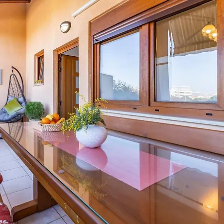 Holiday home Sweet House With Free Parking *
