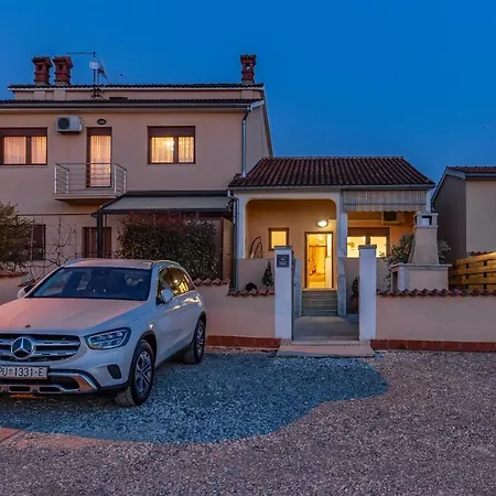 Holiday home Sweet House With Free Parking *