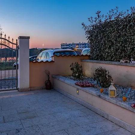 Sweet House With Free Parking