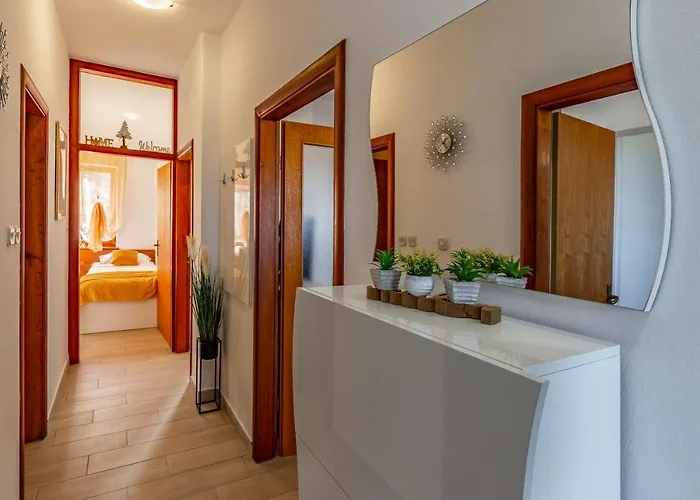 Holiday home Sweet House With Free Parking