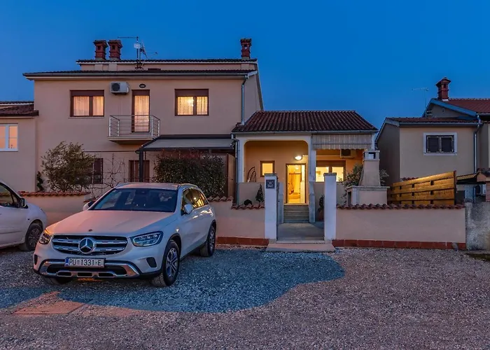 Holiday home Sweet House With Free Parking *