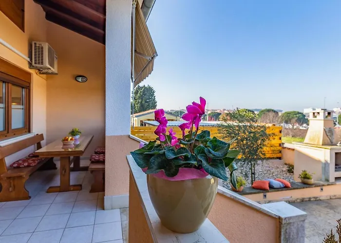 Sweet House With Free Parking Holiday home Pula