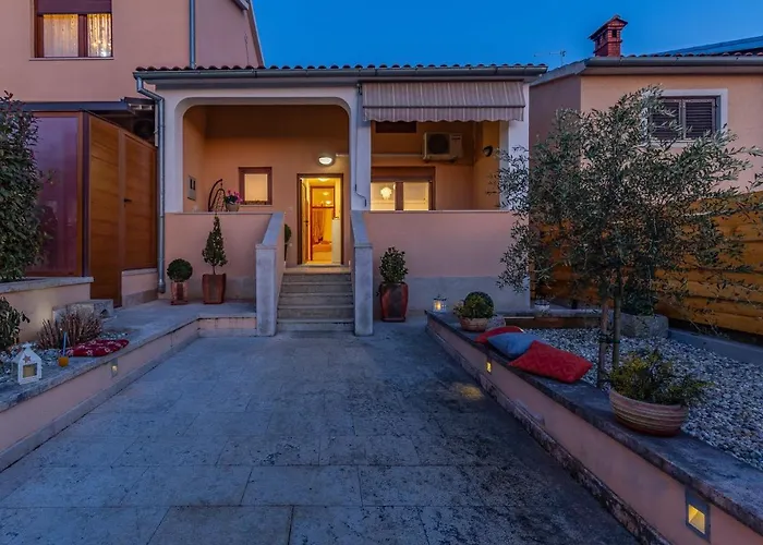 Sweet House With Free Parking Holiday home Pula